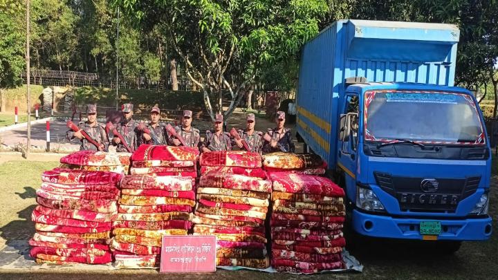 শেরপুর সীমান্তে কোটি টাকার চোরাচালানী মালামালসহ কাভার্ডভ্যান আটক